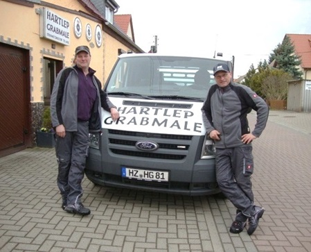 Bild Mitarbeiter und Auto